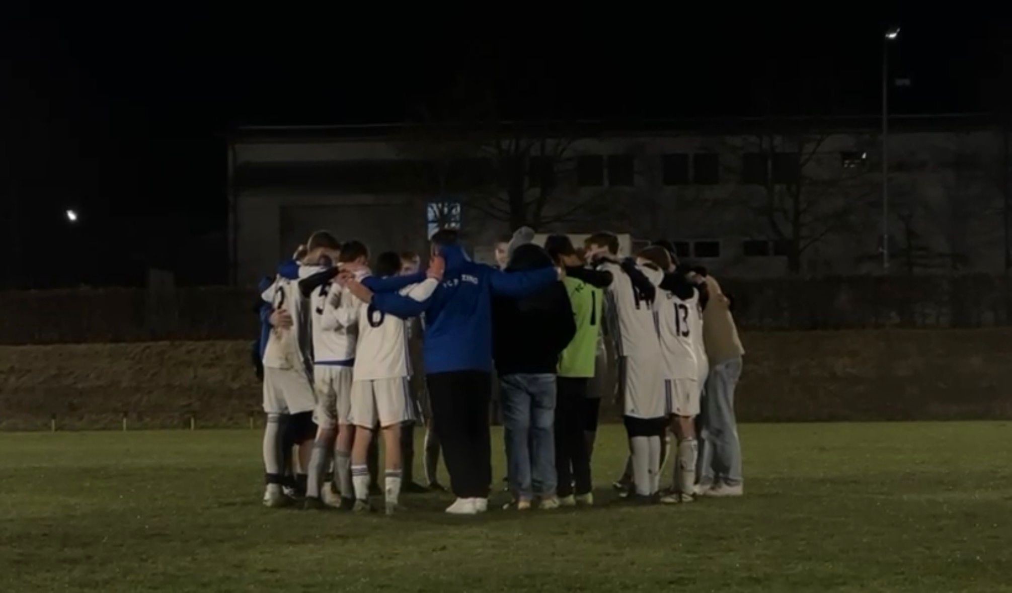 Explosion der Emotionen: Unsere B-Jugend feiert den langersehnten Sieg