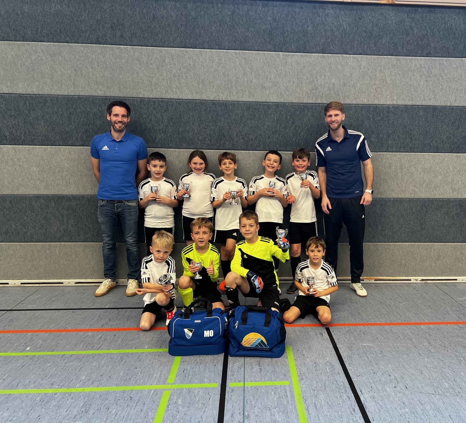 Unsere F-Jugend startet mit neuen Sporttaschen in die Hallensaison